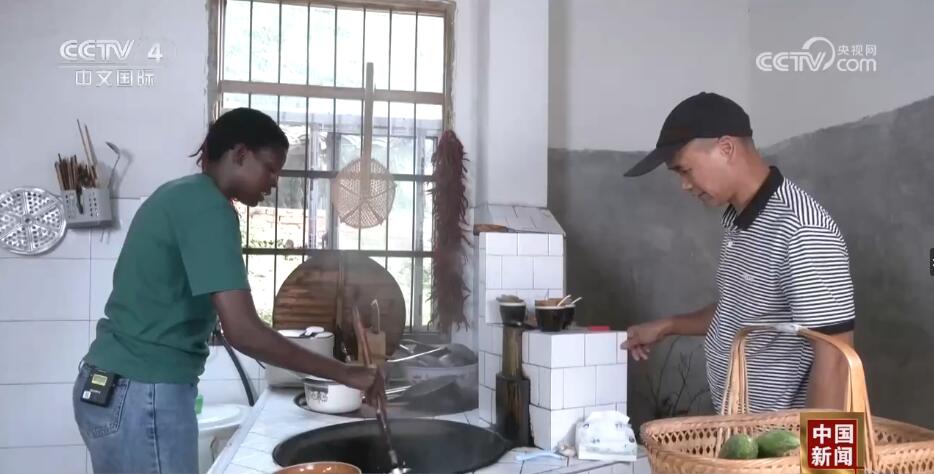 粉丝千万的“非洲李子柒”带动“电商兴农” 新业态激发美丽乡村新活力Kaiyun 开云(图3)