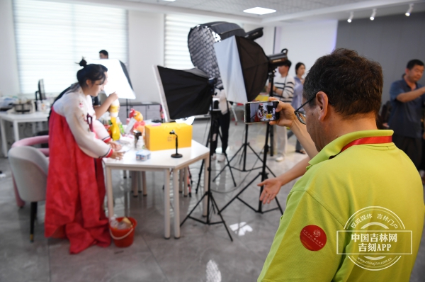 中国有约·开云 开云体育官网相约吉林 丨 国际媒体采访团聚焦珲春电商产业发展(图4)