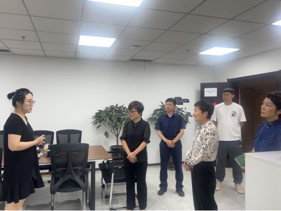 开云 开云体育平台领导团莅临新疆丝路电商总部基地共谋农业新发展(图3)