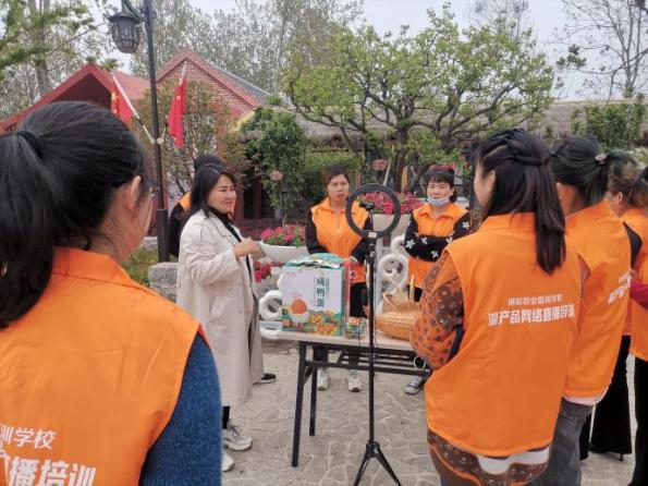 邹城市妇联：巾帼电商培训赋能妇女“云端”创业就开云 开云体育官网业(图2)